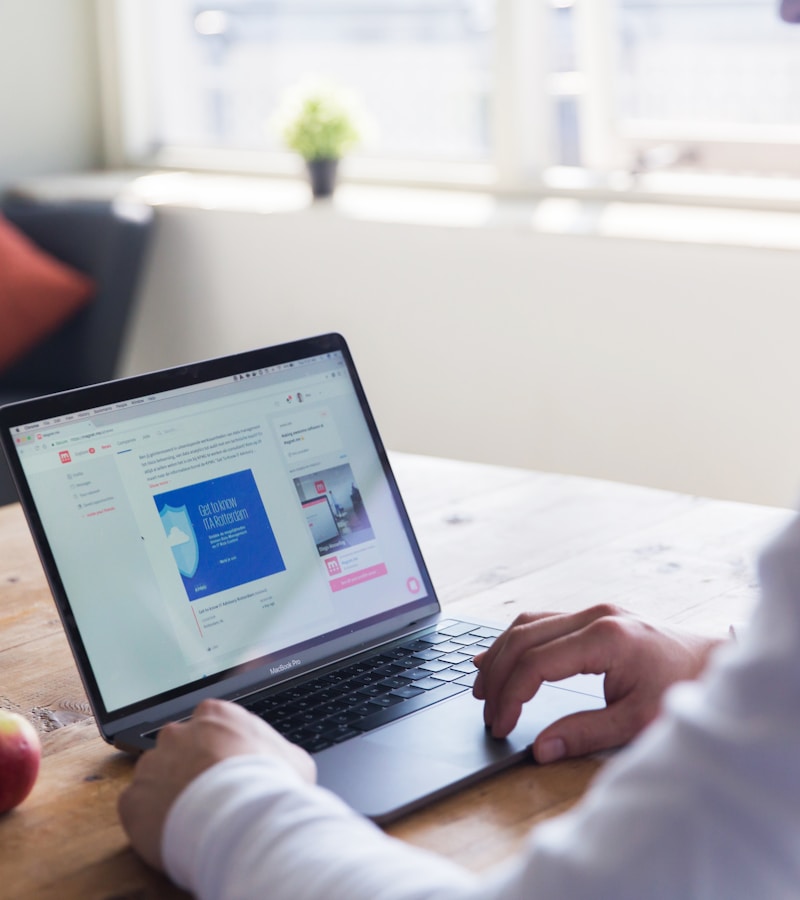 Professora ministrando aula online de italiano